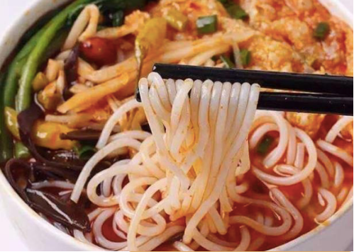 柳州螺蛳粉加盟热背后的“味道密码”与产业新局