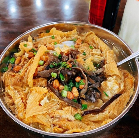 螺蛳粉加盟店在选址时有哪些具体的考量因素？